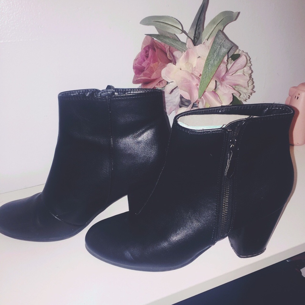 Black Heeled Booties 🖤